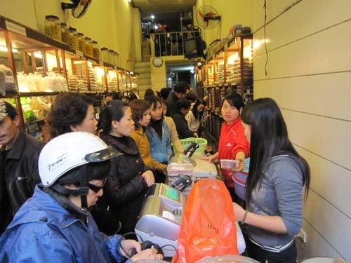 Những ngày gần Tết, lượng khách đến mua ô mai tại các cửa hàng trên phố Hàng Đường đông nghịt